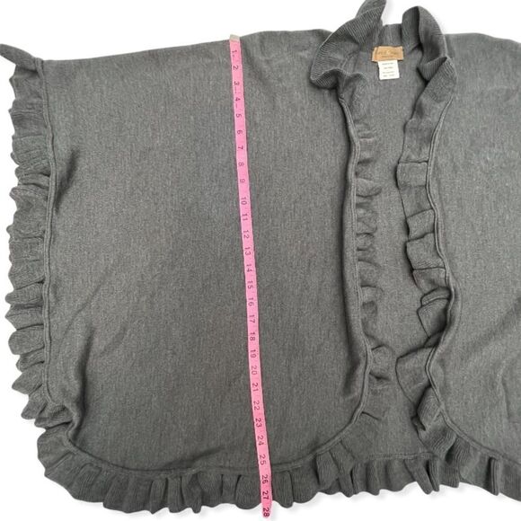 Lane d'Olimpia Made in Italy Ruffled Italian Wool
Wrap Poncho - Picture 5 of 7